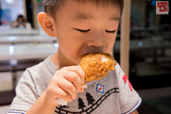 喬治廚房:【台南美食】薄皮炸雞冷了還是脆|日式蝦捲披薩|鹹豬肉披薩|多人分享餐|個人獨享餐~~喬治廚房披薩炸雞專賣店