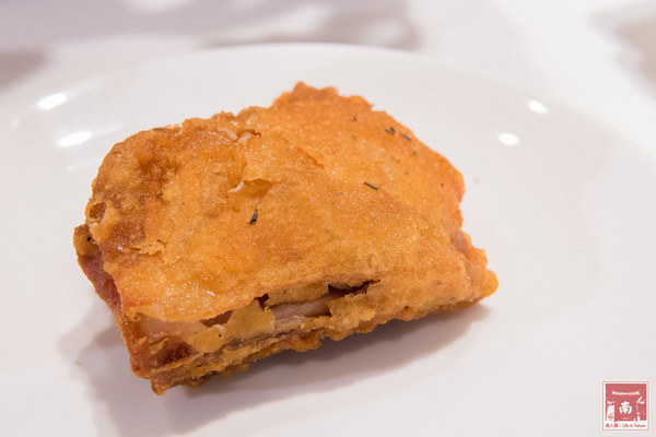 喬治廚房:【台南美食】薄皮炸雞冷了還是脆|日式蝦捲披薩|鹹豬肉披薩|多人分享餐|個人獨享餐~~喬治廚房披薩炸雞專賣店