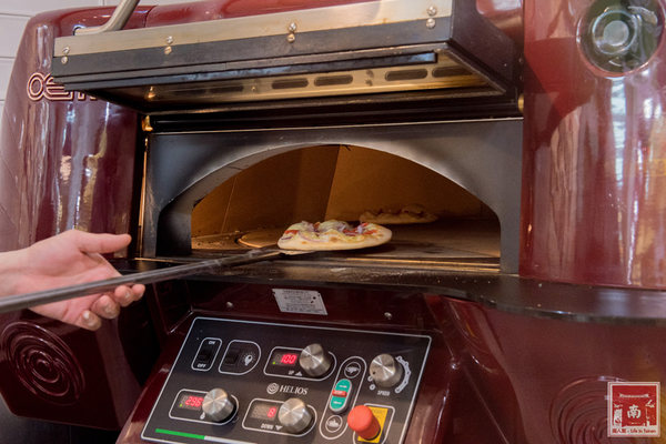 喬治廚房:【台南美食】薄皮炸雞冷了還是脆|日式蝦捲披薩|鹹豬肉披薩|多人分享餐|個人獨享餐~~喬治廚房披薩炸雞專賣店