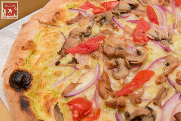 喬治廚房:【台南美食】薄皮炸雞冷了還是脆|日式蝦捲披薩|鹹豬肉披薩|多人分享餐|個人獨享餐~~喬治廚房披薩炸雞專賣店