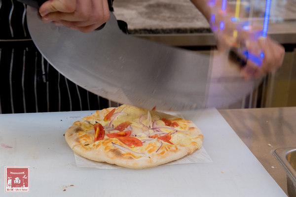 喬治廚房:【台南美食】薄皮炸雞冷了還是脆|日式蝦捲披薩|鹹豬肉披薩|多人分享餐|個人獨享餐~~喬治廚房披薩炸雞專賣店