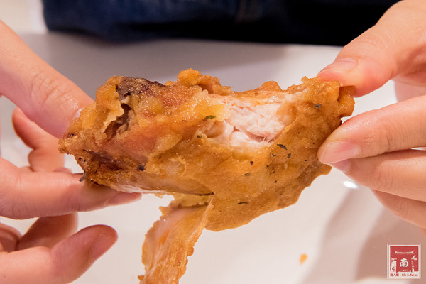 喬治廚房:【台南美食】薄皮炸雞冷了還是脆|日式蝦捲披薩|鹹豬肉披薩|多人分享餐|個人獨享餐~~喬治廚房披薩炸雞專賣店