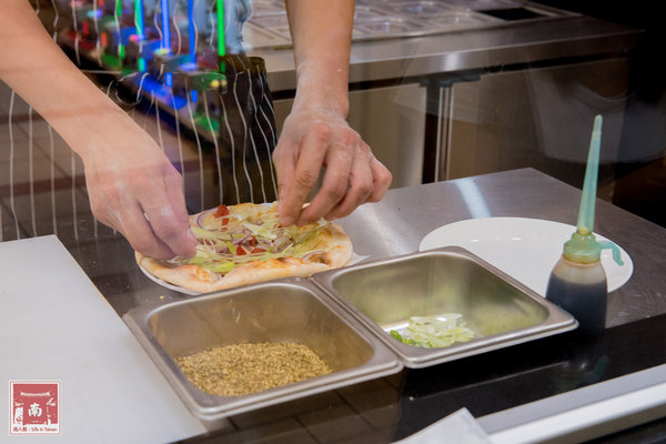 喬治廚房:【台南美食】薄皮炸雞冷了還是脆|日式蝦捲披薩|鹹豬肉披薩|多人分享餐|個人獨享餐~~喬治廚房披薩炸雞專賣店