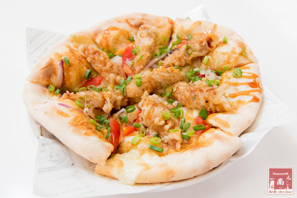 喬治廚房:【台南美食】薄皮炸雞冷了還是脆|日式蝦捲披薩|鹹豬肉披薩|多人分享餐|個人獨享餐~~喬治廚房披薩炸雞專賣店