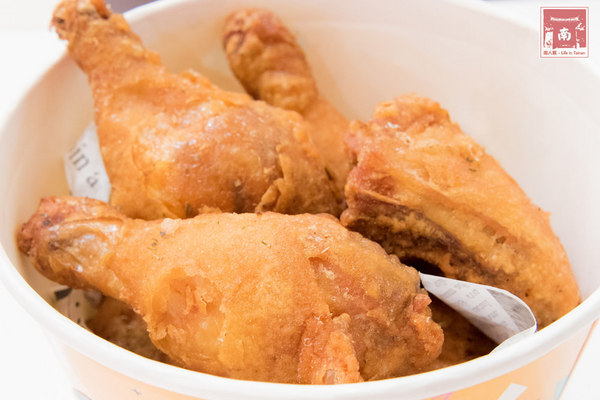 喬治廚房:【台南美食】薄皮炸雞冷了還是脆|日式蝦捲披薩|鹹豬肉披薩|多人分享餐|個人獨享餐~~喬治廚房披薩炸雞專賣店