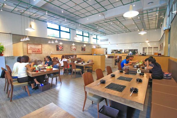 【台北美食】上官木桶鍋內湖店-超誇張!堆成一座小山的大份量肉盤