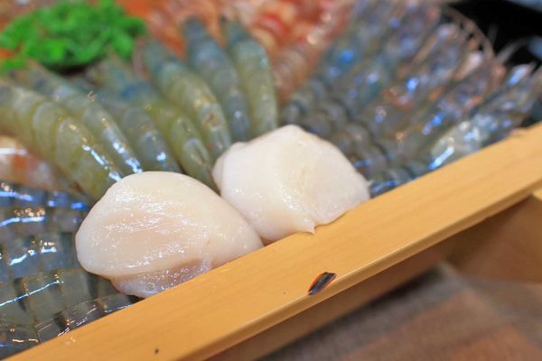 【台北美食】上官木桶鍋內湖店-超誇張!堆成一座小山的大份量肉盤