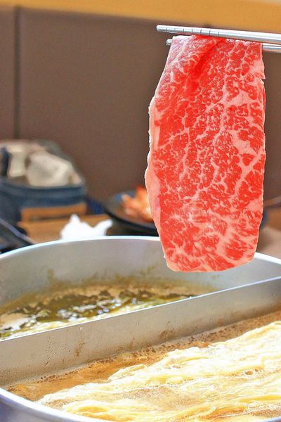 【台北美食】上官木桶鍋內湖店-超誇張!堆成一座小山的大份量肉盤