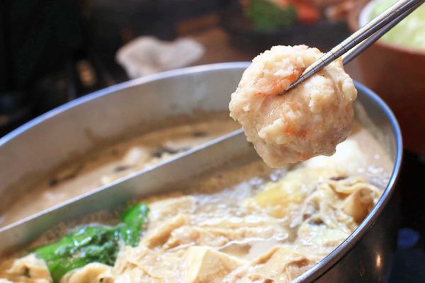 【台北美食】上官木桶鍋內湖店-超誇張!堆成一座小山的大份量肉盤