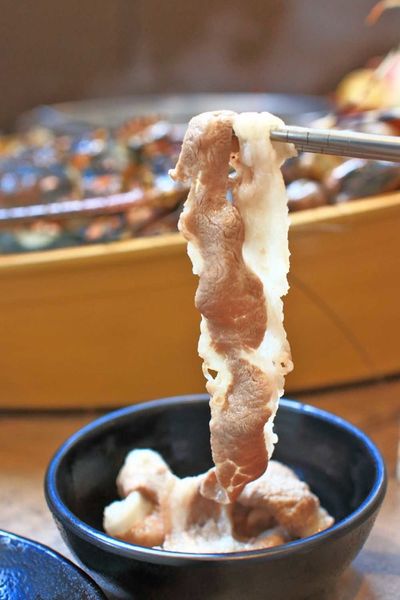 【台北美食】上官木桶鍋內湖店-超誇張!堆成一座小山的大份量肉盤