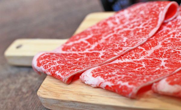 【台北美食】上官木桶鍋內湖店-超誇張!堆成一座小山的大份量肉盤