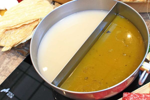 【台北美食】上官木桶鍋內湖店-超誇張!堆成一座小山的大份量肉盤