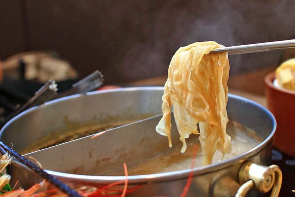 【台北美食】上官木桶鍋內湖店-超誇張!堆成一座小山的大份量肉盤