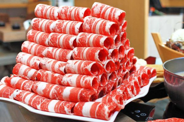 【台北美食】上官木桶鍋內湖店-超誇張!堆成一座小山的大份量肉盤