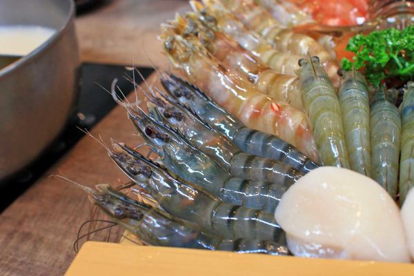 【台北美食】上官木桶鍋內湖店-超誇張!堆成一座小山的大份量肉盤