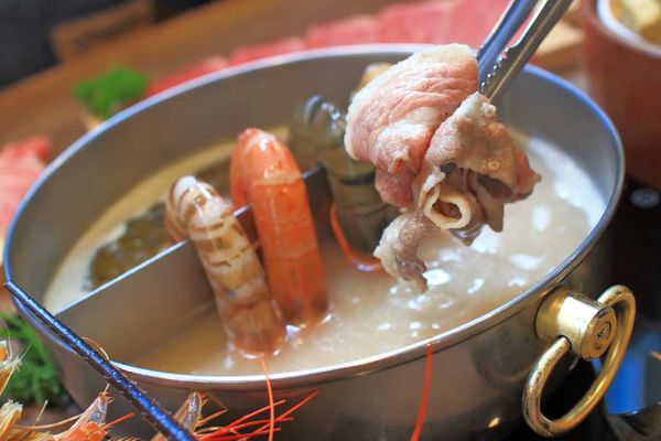 【台北美食】上官木桶鍋內湖店-超誇張!堆成一座小山的大份量肉盤