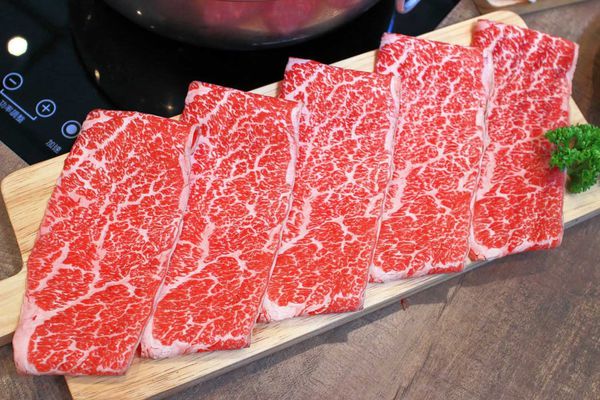 【台北美食】上官木桶鍋內湖店-超誇張!堆成一座小山的大份量肉盤