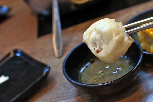 【台北美食】上官木桶鍋內湖店-超誇張!堆成一座小山的大份量肉盤