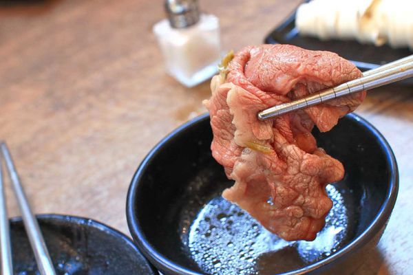 【台北美食】上官木桶鍋內湖店-超誇張!堆成一座小山的大份量肉盤