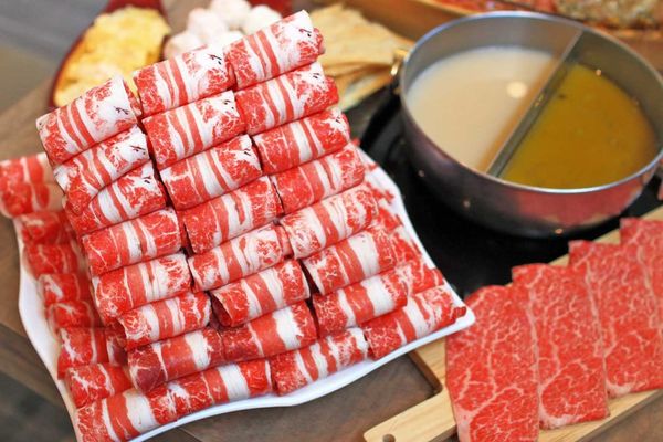 【台北美食】上官木桶鍋內湖店-超誇張!堆成一座小山的大份量肉盤