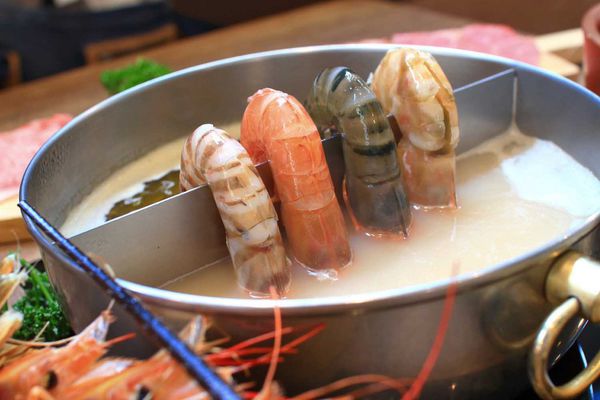 【台北美食】上官木桶鍋內湖店-超誇張!堆成一座小山的大份量肉盤