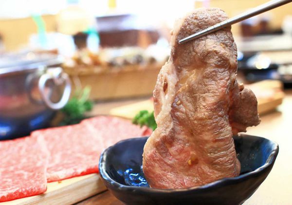 【台北美食】上官木桶鍋內湖店-超誇張!堆成一座小山的大份量肉盤