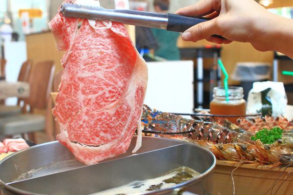 【台北美食】上官木桶鍋內湖店-超誇張!堆成一座小山的大份量肉盤