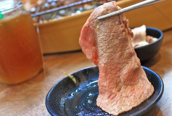 【台北美食】上官木桶鍋內湖店-超誇張!堆成一座小山的大份量肉盤