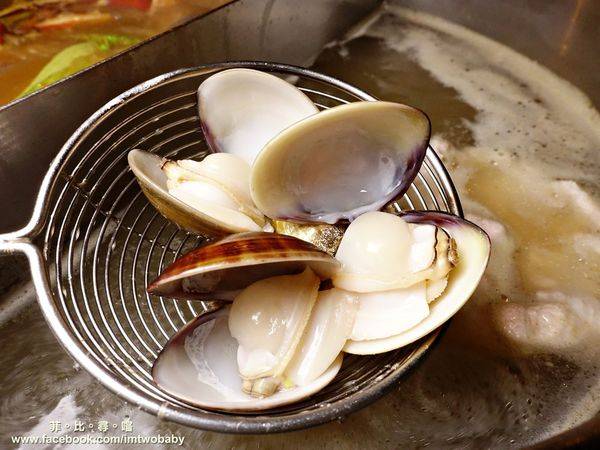 肉麻一下精緻鴛鴦麻辣火鍋:【捷運美食】肉麻一下精緻鴛鴦麻辣火鍋 精心熬煮湯頭不燥不上火溫潤順口 哈根達斯讓您吃爽爽 超大用餐空間公司聚餐慶生包場宵夜首選!