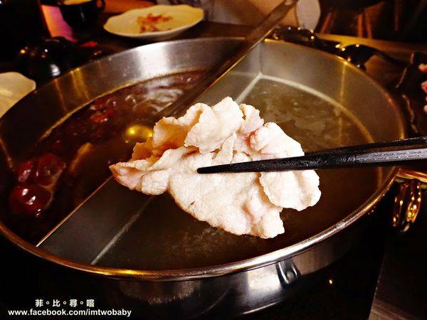 肉麻一下精緻鴛鴦麻辣火鍋:【捷運美食】肉麻一下精緻鴛鴦麻辣火鍋 精心熬煮湯頭不燥不上火溫潤順口 哈根達斯讓您吃爽爽 超大用餐空間公司聚餐慶生包場宵夜首選!