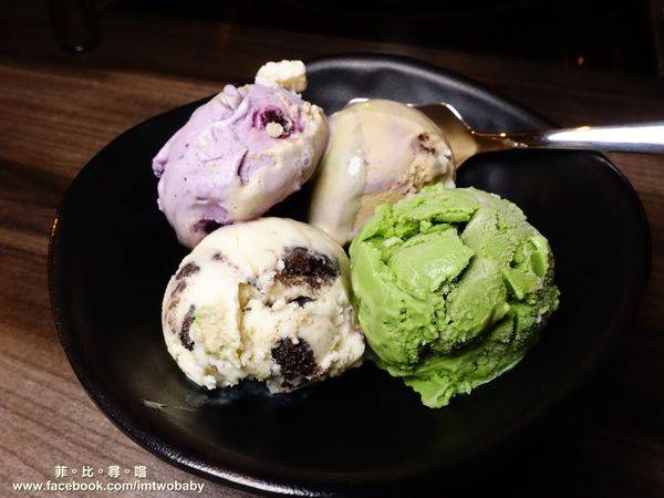 肉麻一下精緻鴛鴦麻辣火鍋:【捷運美食】肉麻一下精緻鴛鴦麻辣火鍋 精心熬煮湯頭不燥不上火溫潤順口 哈根達斯讓您吃爽爽 超大用餐空間公司聚餐慶生包場宵夜首選!