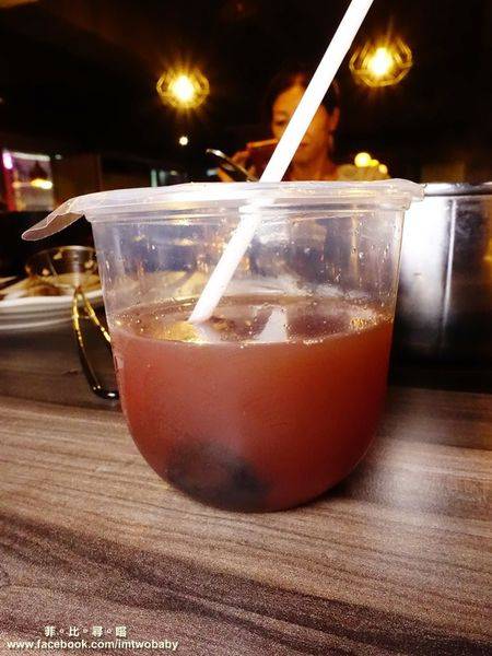 肉麻一下精緻鴛鴦麻辣火鍋:【捷運美食】肉麻一下精緻鴛鴦麻辣火鍋 精心熬煮湯頭不燥不上火溫潤順口 哈根達斯讓您吃爽爽 超大用餐空間公司聚餐慶生包場宵夜首選!