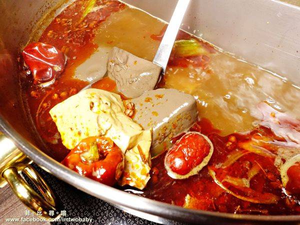 肉麻一下精緻鴛鴦麻辣火鍋:【捷運美食】肉麻一下精緻鴛鴦麻辣火鍋 精心熬煮湯頭不燥不上火溫潤順口 哈根達斯讓您吃爽爽 超大用餐空間公司聚餐慶生包場宵夜首選!
