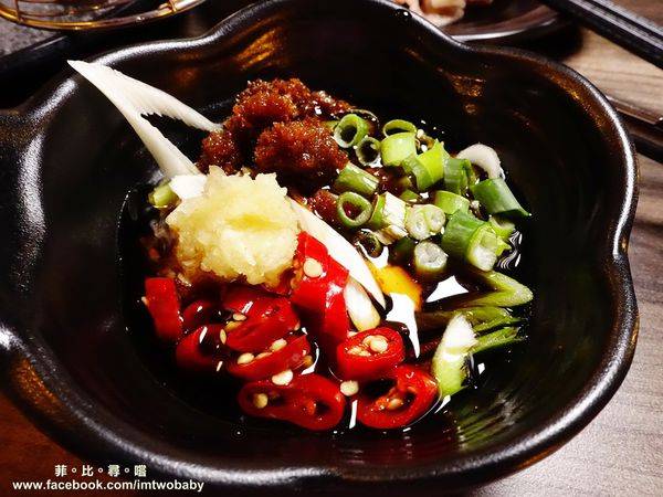 肉麻一下精緻鴛鴦麻辣火鍋:【捷運美食】肉麻一下精緻鴛鴦麻辣火鍋 精心熬煮湯頭不燥不上火溫潤順口 哈根達斯讓您吃爽爽 超大用餐空間公司聚餐慶生包場宵夜首選!