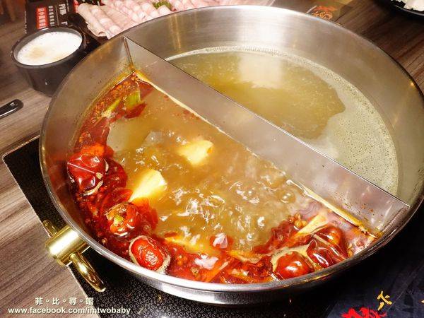 肉麻一下精緻鴛鴦麻辣火鍋:【捷運美食】肉麻一下精緻鴛鴦麻辣火鍋 精心熬煮湯頭不燥不上火溫潤順口 哈根達斯讓您吃爽爽 超大用餐空間公司聚餐慶生包場宵夜首選!