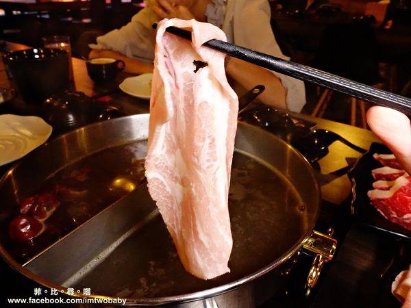 肉麻一下精緻鴛鴦麻辣火鍋:【捷運美食】肉麻一下精緻鴛鴦麻辣火鍋 精心熬煮湯頭不燥不上火溫潤順口 哈根達斯讓您吃爽爽 超大用餐空間公司聚餐慶生包場宵夜首選!