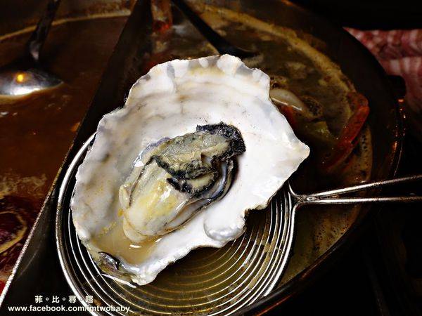 肉麻一下精緻鴛鴦麻辣火鍋:【捷運美食】肉麻一下精緻鴛鴦麻辣火鍋 精心熬煮湯頭不燥不上火溫潤順口 哈根達斯讓您吃爽爽 超大用餐空間公司聚餐慶生包場宵夜首選!