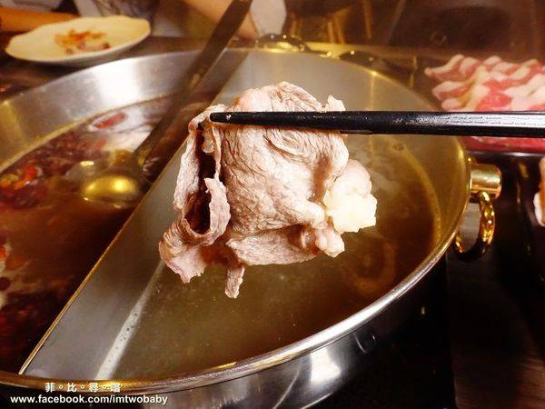 肉麻一下精緻鴛鴦麻辣火鍋:【捷運美食】肉麻一下精緻鴛鴦麻辣火鍋 精心熬煮湯頭不燥不上火溫潤順口 哈根達斯讓您吃爽爽 超大用餐空間公司聚餐慶生包場宵夜首選!