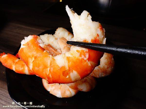 肉麻一下精緻鴛鴦麻辣火鍋:【捷運美食】肉麻一下精緻鴛鴦麻辣火鍋 精心熬煮湯頭不燥不上火溫潤順口 哈根達斯讓您吃爽爽 超大用餐空間公司聚餐慶生包場宵夜首選!