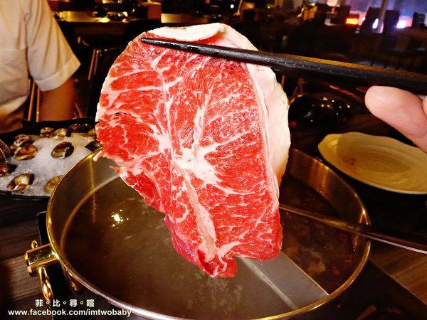 肉麻一下精緻鴛鴦麻辣火鍋:【捷運美食】肉麻一下精緻鴛鴦麻辣火鍋 精心熬煮湯頭不燥不上火溫潤順口 哈根達斯讓您吃爽爽 超大用餐空間公司聚餐慶生包場宵夜首選!