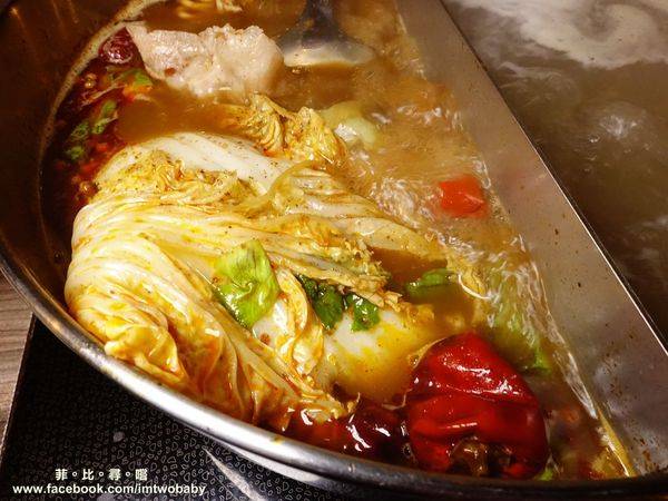 肉麻一下精緻鴛鴦麻辣火鍋:【捷運美食】肉麻一下精緻鴛鴦麻辣火鍋 精心熬煮湯頭不燥不上火溫潤順口 哈根達斯讓您吃爽爽 超大用餐空間公司聚餐慶生包場宵夜首選!