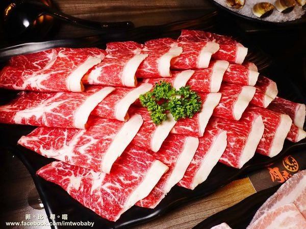 肉麻一下精緻鴛鴦麻辣火鍋:【捷運美食】肉麻一下精緻鴛鴦麻辣火鍋 精心熬煮湯頭不燥不上火溫潤順口 哈根達斯讓您吃爽爽 超大用餐空間公司聚餐慶生包場宵夜首選!