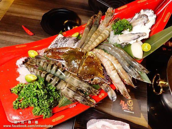 肉麻一下精緻鴛鴦麻辣火鍋:【捷運美食】肉麻一下精緻鴛鴦麻辣火鍋 精心熬煮湯頭不燥不上火溫潤順口 哈根達斯讓您吃爽爽 超大用餐空間公司聚餐慶生包場宵夜首選!