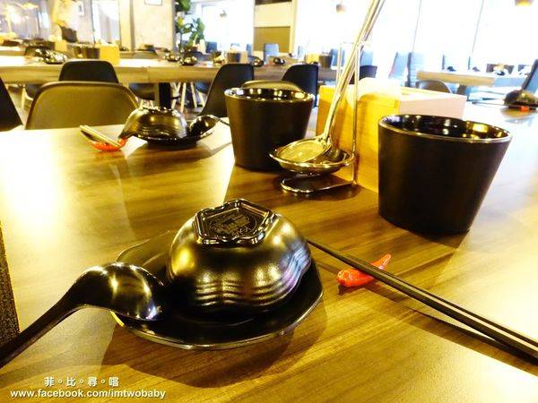 肉麻一下精緻鴛鴦麻辣火鍋:【捷運美食】肉麻一下精緻鴛鴦麻辣火鍋 精心熬煮湯頭不燥不上火溫潤順口 哈根達斯讓您吃爽爽 超大用餐空間公司聚餐慶生包場宵夜首選!