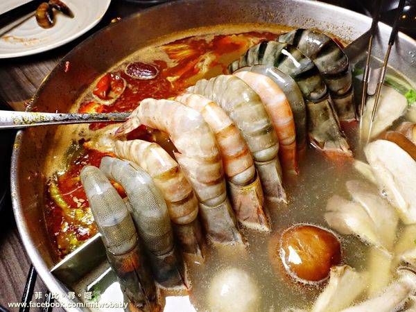 肉麻一下精緻鴛鴦麻辣火鍋:【捷運美食】肉麻一下精緻鴛鴦麻辣火鍋 精心熬煮湯頭不燥不上火溫潤順口 哈根達斯讓您吃爽爽 超大用餐空間公司聚餐慶生包場宵夜首選!