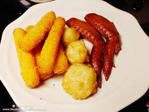 肉麻一下精緻鴛鴦麻辣火鍋:【捷運美食】肉麻一下精緻鴛鴦麻辣火鍋 精心熬煮湯頭不燥不上火溫潤順口 哈根達斯讓您吃爽爽 超大用餐空間公司聚餐慶生包場宵夜首選!