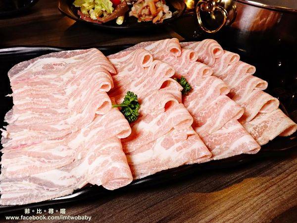 肉麻一下精緻鴛鴦麻辣火鍋:【捷運美食】肉麻一下精緻鴛鴦麻辣火鍋 精心熬煮湯頭不燥不上火溫潤順口 哈根達斯讓您吃爽爽 超大用餐空間公司聚餐慶生包場宵夜首選!