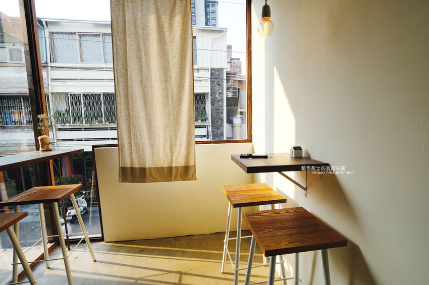 台中西區│春丸街辺店-新商品將近三十種口味，有鹹食也有甜麵包，早上7點半就吃的到 - 藍色起士的美食主義