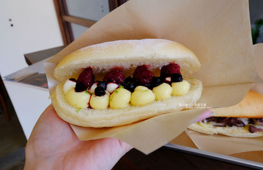 台中西區│春丸街辺店-新商品將近三十種口味，有鹹食也有甜麵包，早上7點半就吃的到 - 藍色起士的美食主義