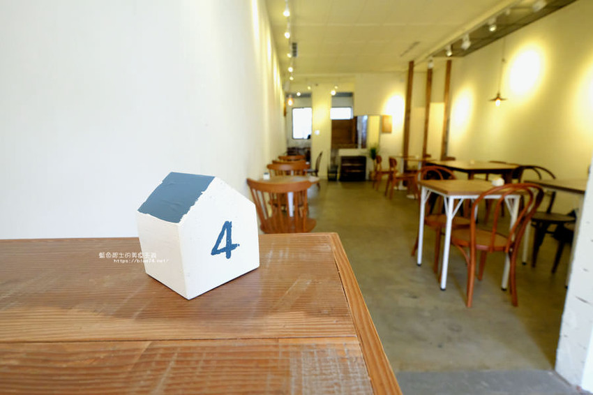 台中西區│春丸街辺店-新商品將近三十種口味，有鹹食也有甜麵包，早上7點半就吃的到 - 藍色起士的美食主義